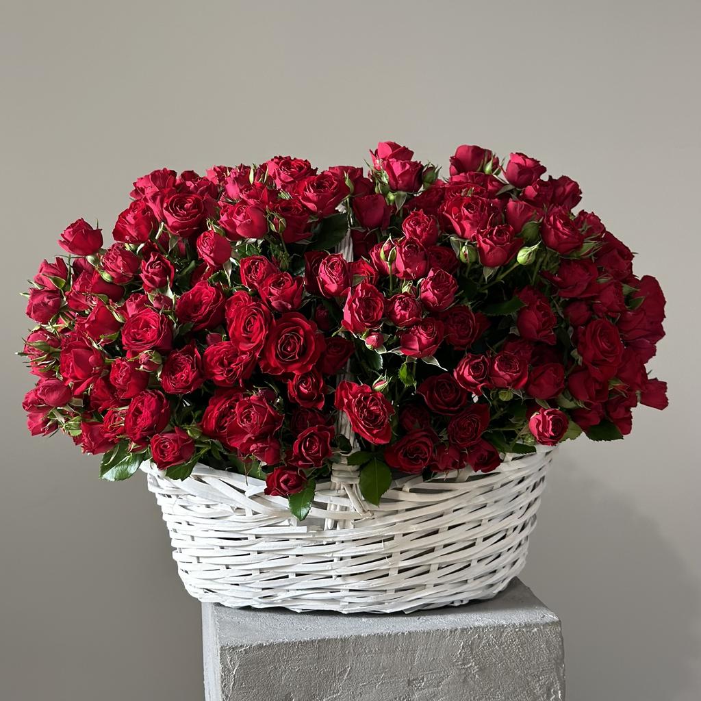 КОМПОЗИЦИЯ В КОРОБКЕ "ОХАПКА КУСТОВЫХ РОЗ"