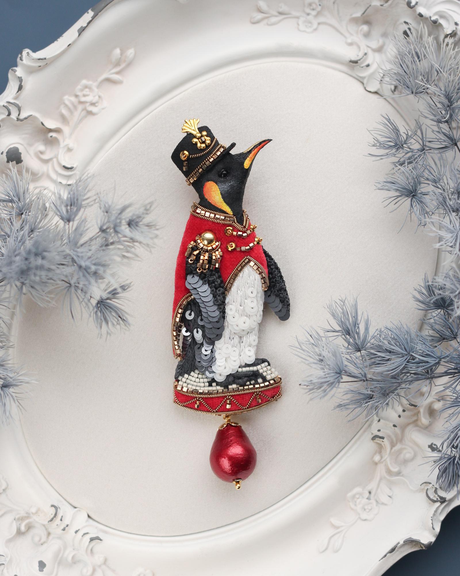 Брошь Пингвин «Тамбур-мажор»