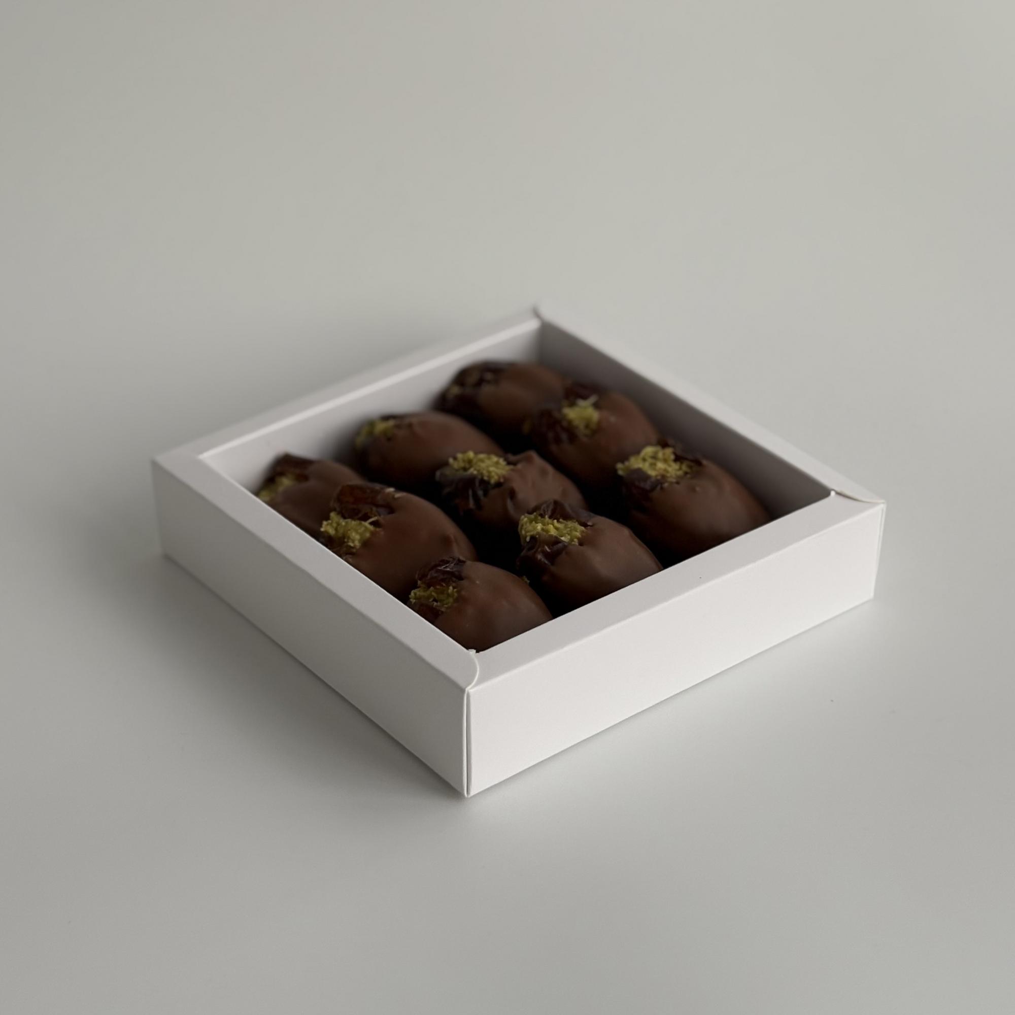 Финики в молочном шоколаде