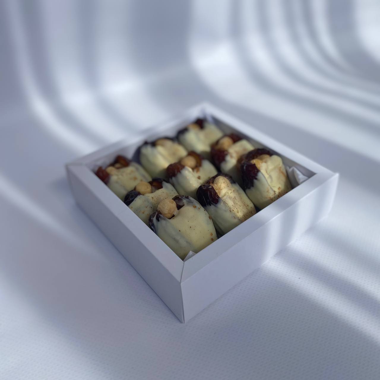 Финики в белом шоколаде