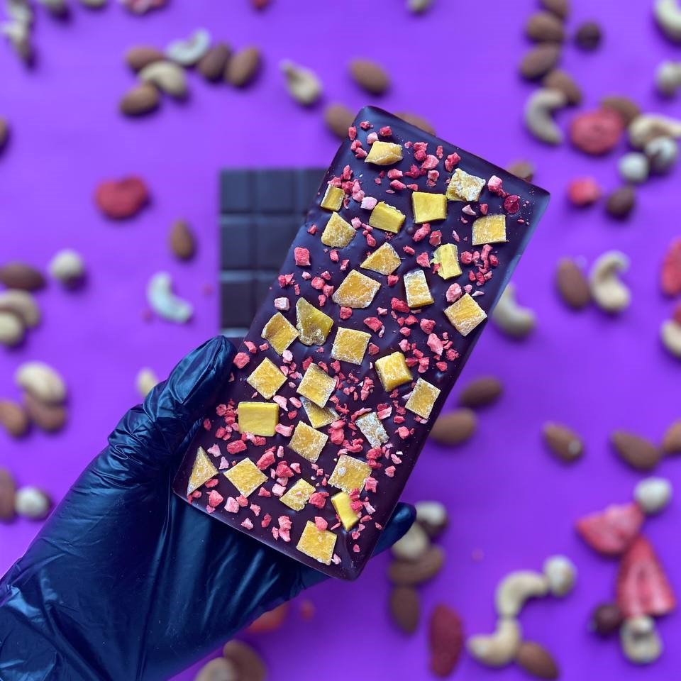 Темный шоколад с натуральным сушеным манго и сублимированной клубникой