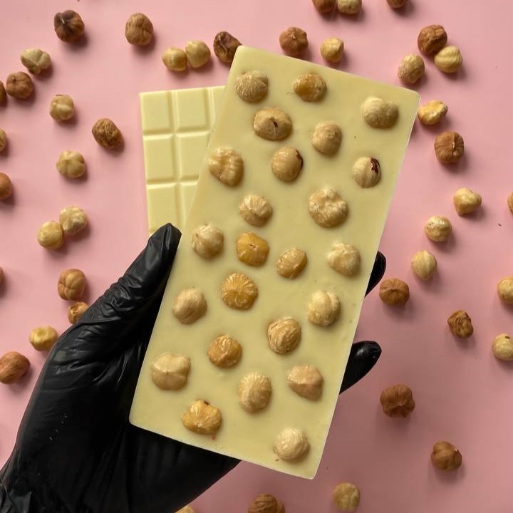 Плитка белого шоколада с цельным фундуком