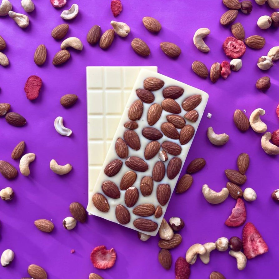 Плитка белого шоколада с цельным миндалем