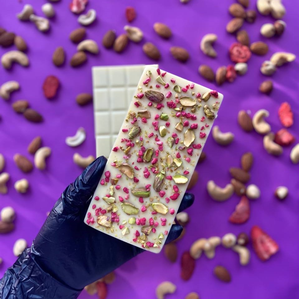 Плитка белого шоколада с фисташкой и сублимированной малиной