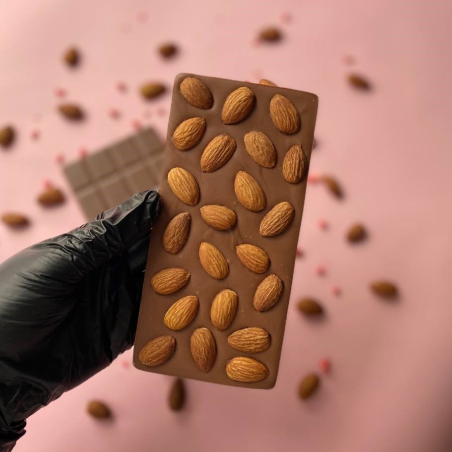 Нежный молочный шоколад с цельным миндалем