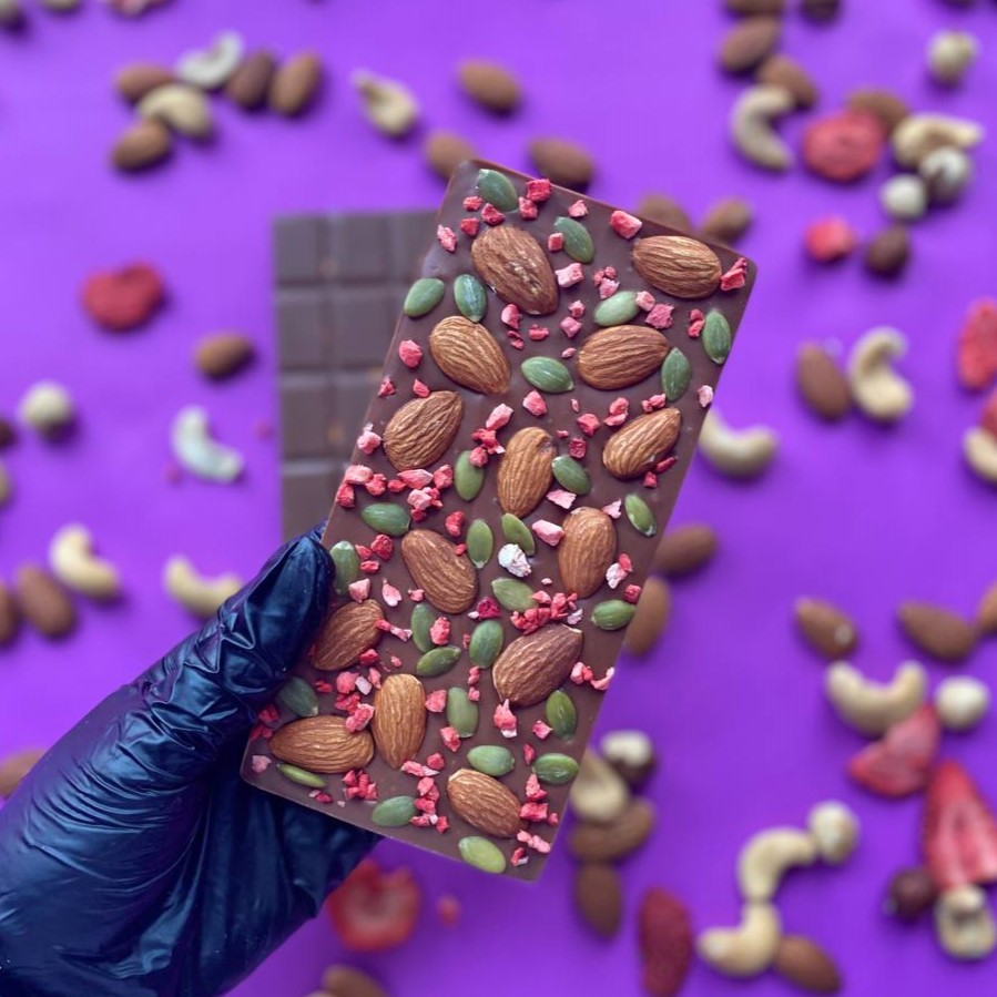 Нежный молочный шоколад с цельным миндалем, сублимированной клубникой и тыквенными семечками