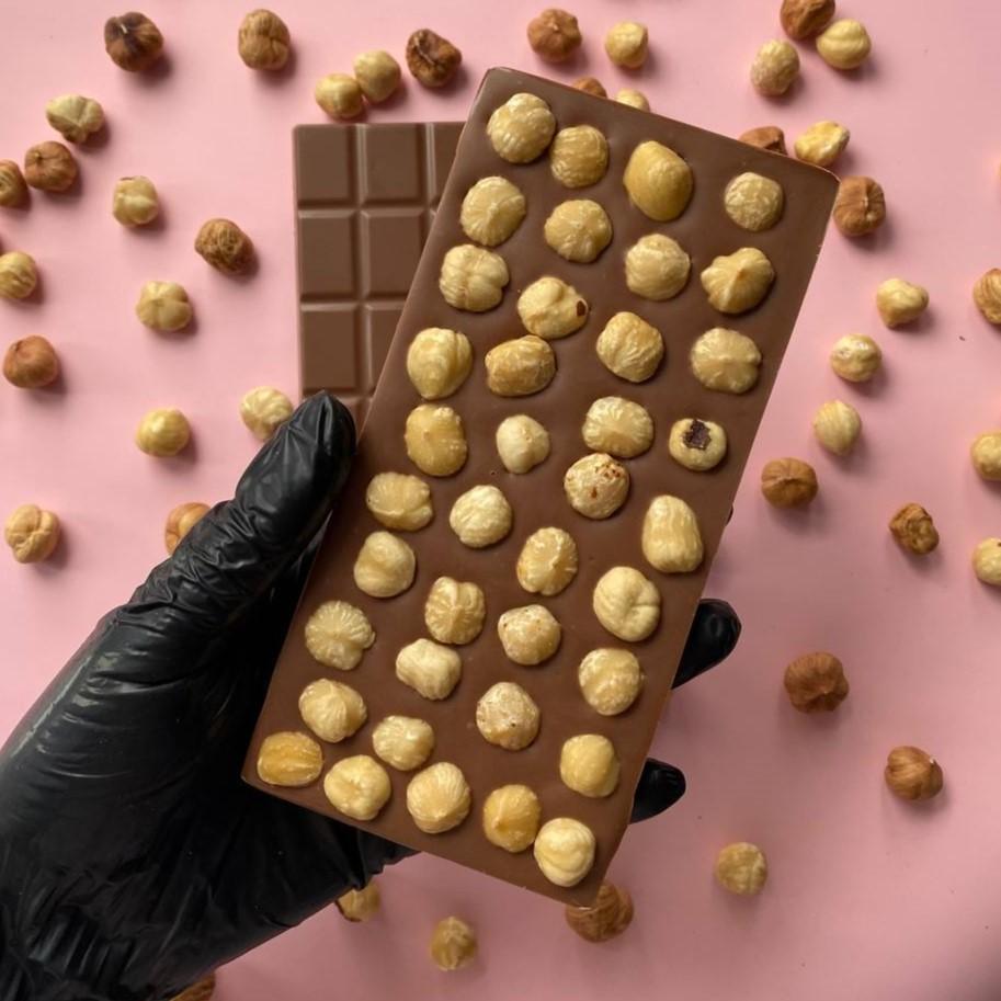 Нежный молочный шоколад с цельным фундуком