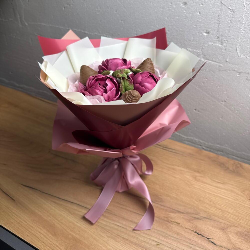 Только у нас! Букет бордовых пион с клубникой в шоколаде