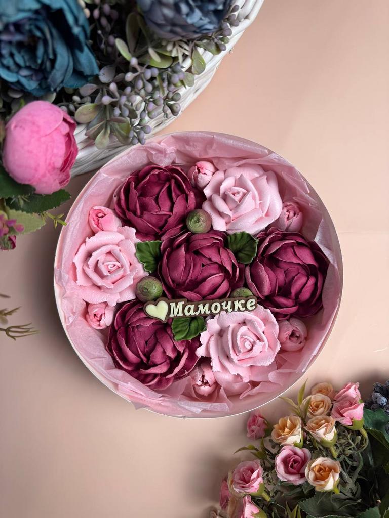 Шляпная коробка D20 пионы и розы с шоколадным топпером