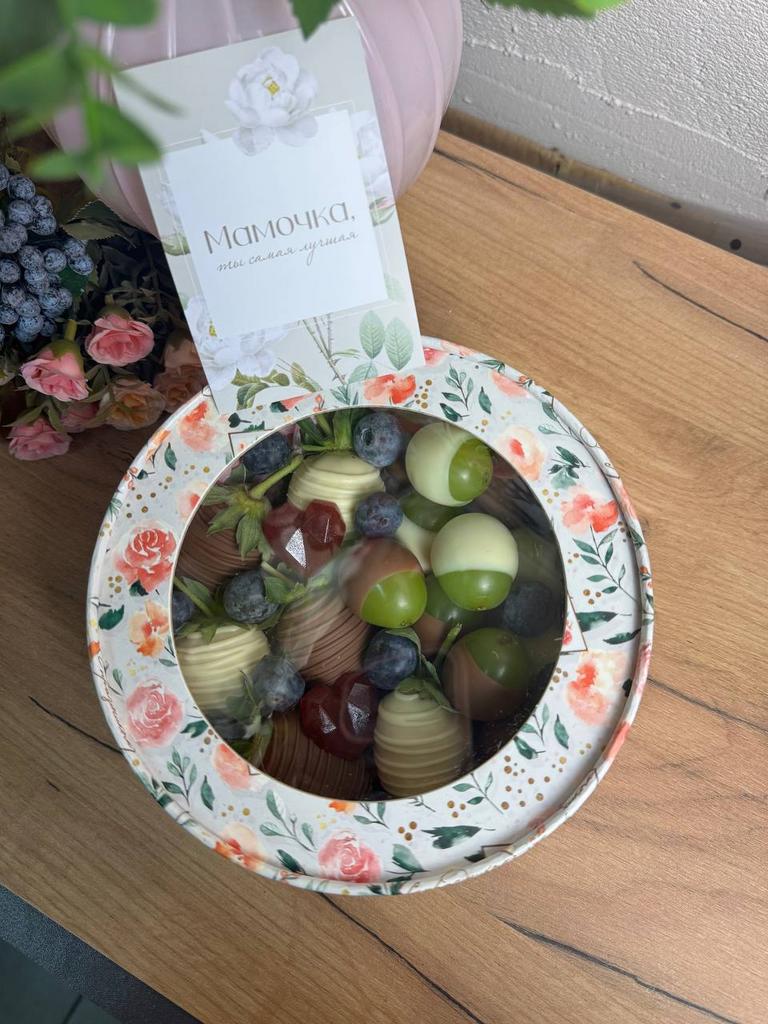 Только у нас шляпная коробка из клубники, винограда и голубики в шоколаде