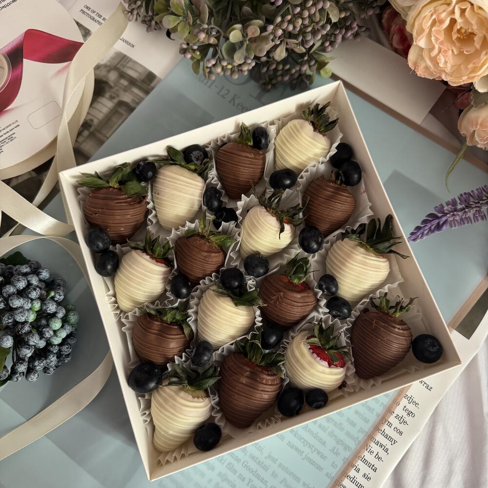 Клубника 16 шт белый и молочный шоколад