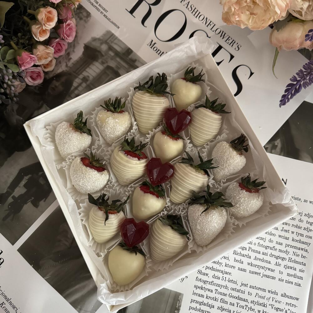 Клубника 16 белый шоколад с мармеладными сердечками