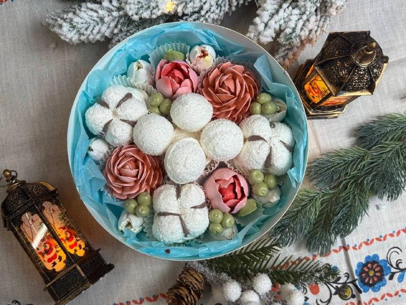 Новинка! Новогодняя шляпная коробка снежки. Диаметр 20 см