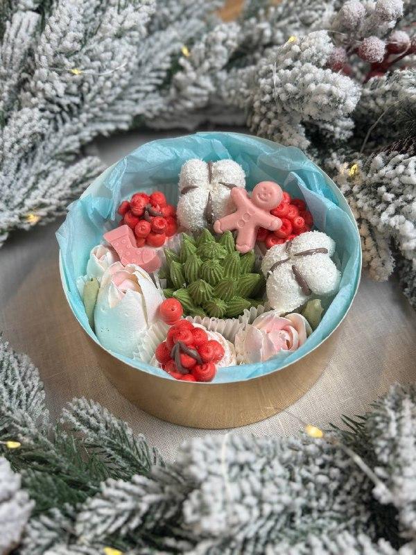 ХИТ. Новогодняя шляпная коробка. Диаметр 16 см