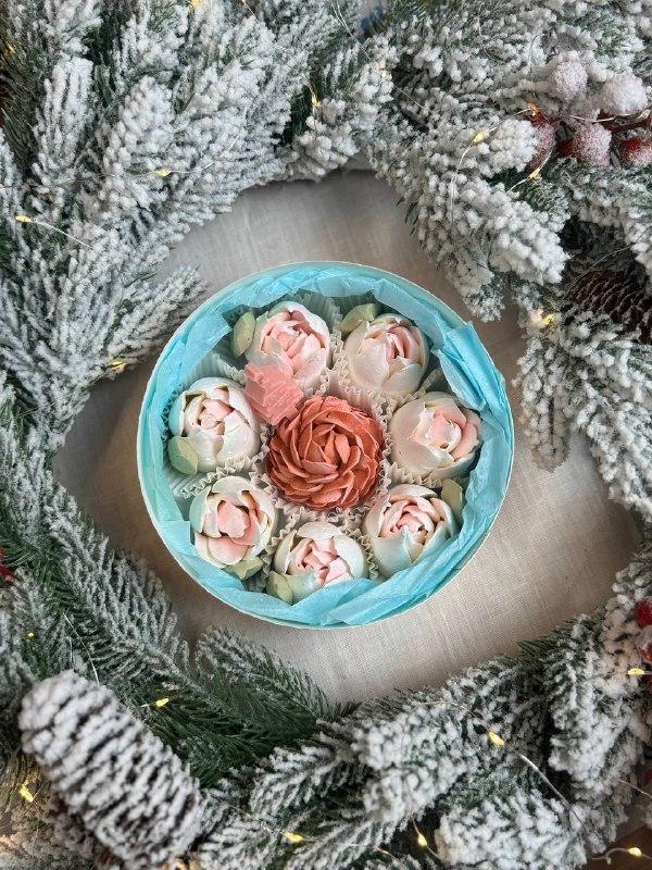 Новогодняя шляпная коробка. Тюльпаны с шишкой. Диаметр 16 см