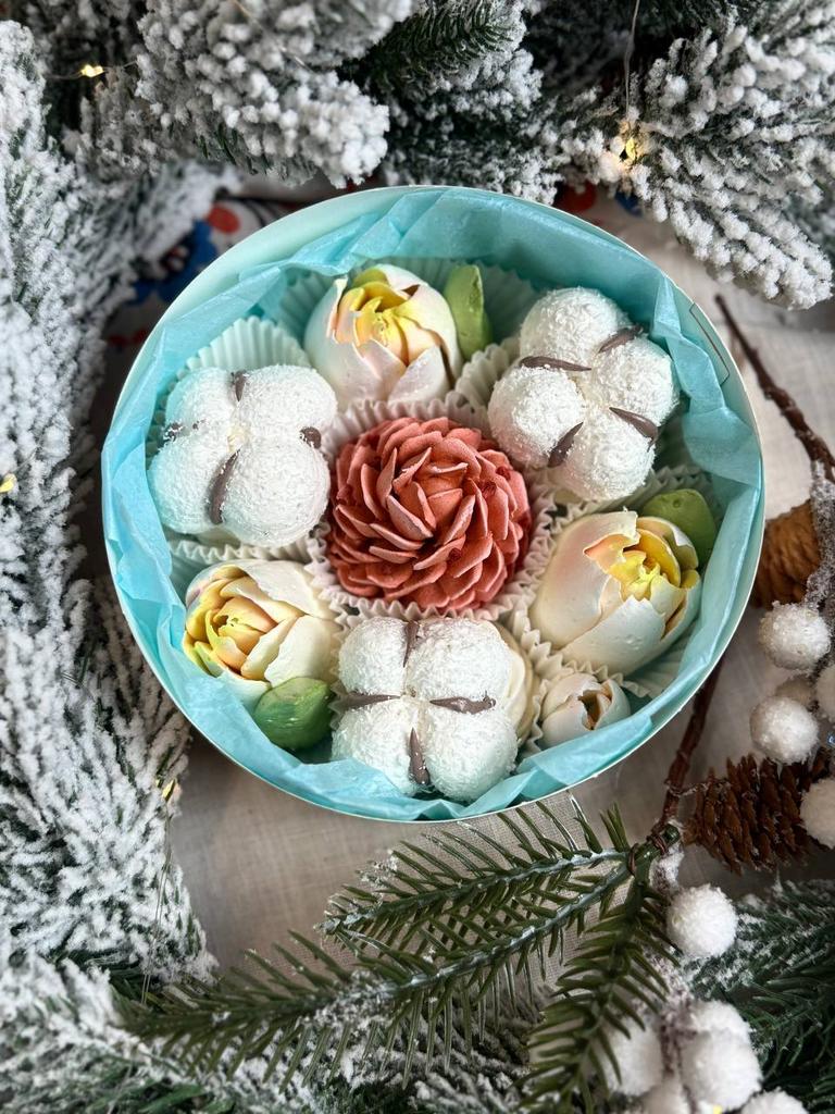 Новинка. Шляпная коробка: шишка, хлопок и тюльпаны. Диаметр 16 см