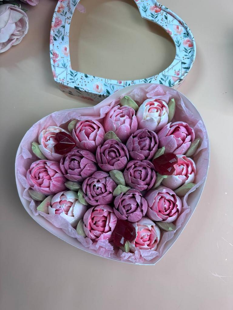 Тюльпаны в коробочке в виде серда