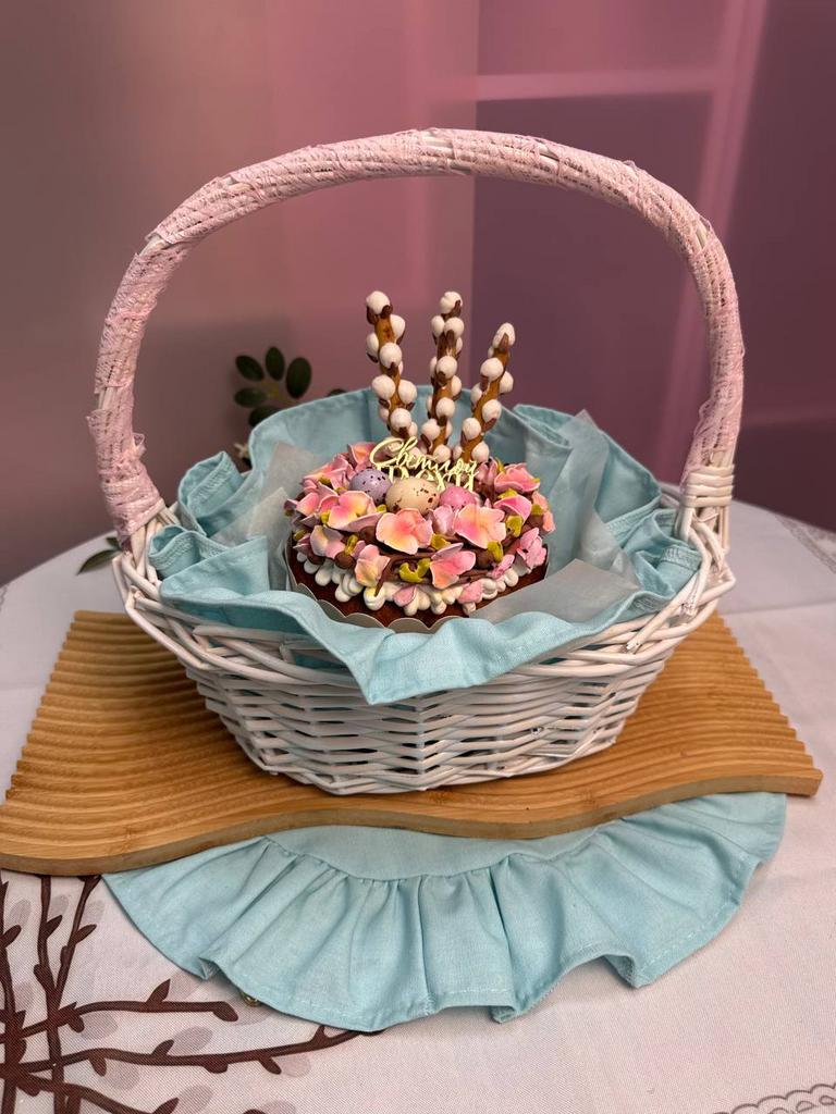 Пасхальный кулич в корзине