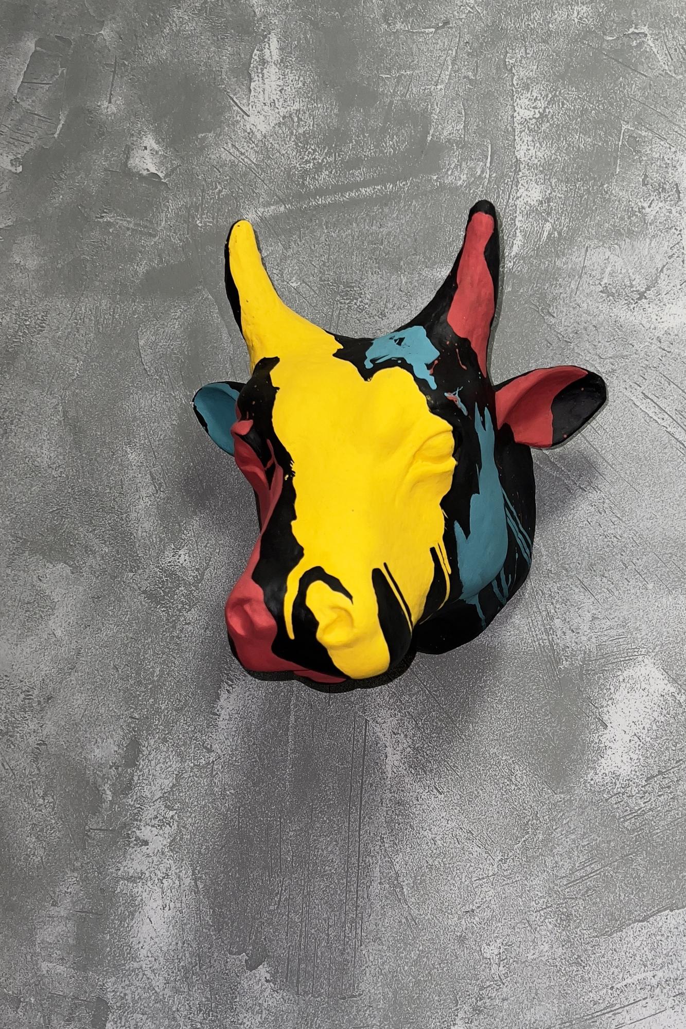 Голова коровы с росписью