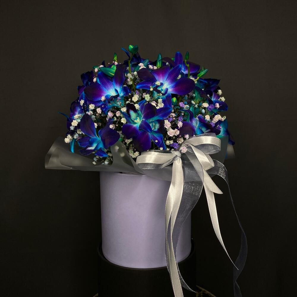 Коробка с орхидеей дендробиум и гипсофилой "Космическое облачко"