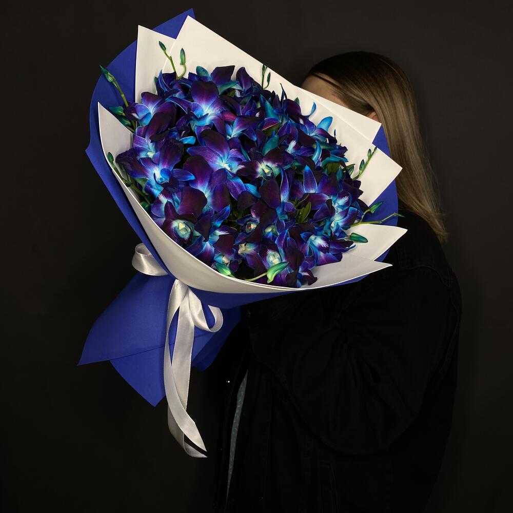 Букет цветов с синей орхидеей дендробиум "Космический"