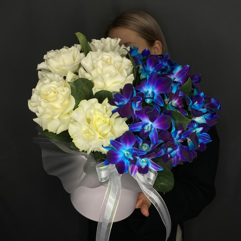 Композиция с французскими розами и синей орхидеей дендробиум «Момент нежности»