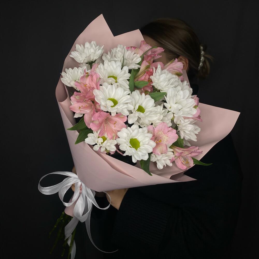 Букет-комплимент с хризантемой и альстромериями "Нежный комплимент"