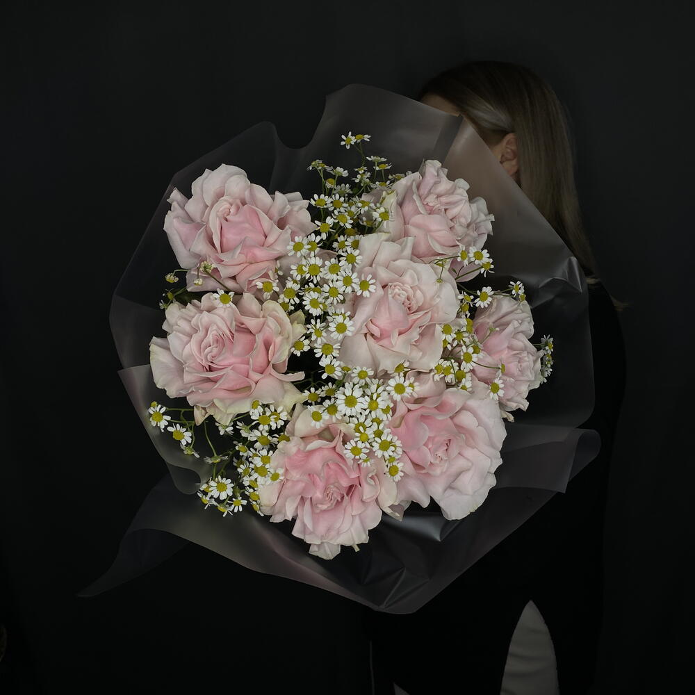 Большой букет с ромашками и французскими розами «Ромашки и нежность»