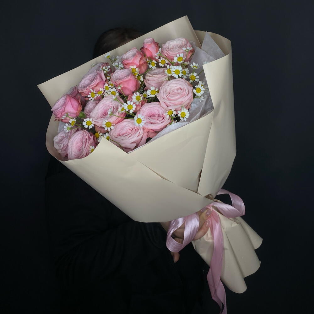 Букет-комплимент с кустовыми розами и ромашками «Прекрасный дуэт»