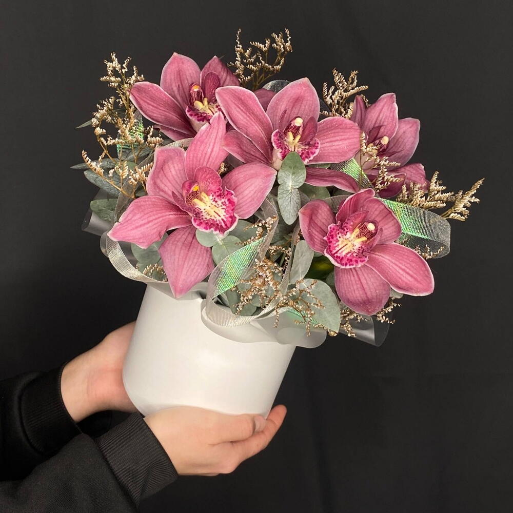 Коробка с орхидеей Цимбидиум и лимониумом "Бордо"