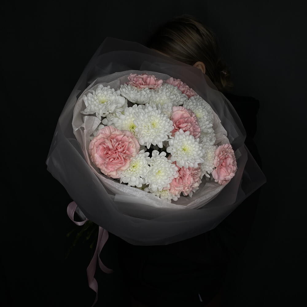 Букет с хризантемами и диантусами «Нежнятинка»