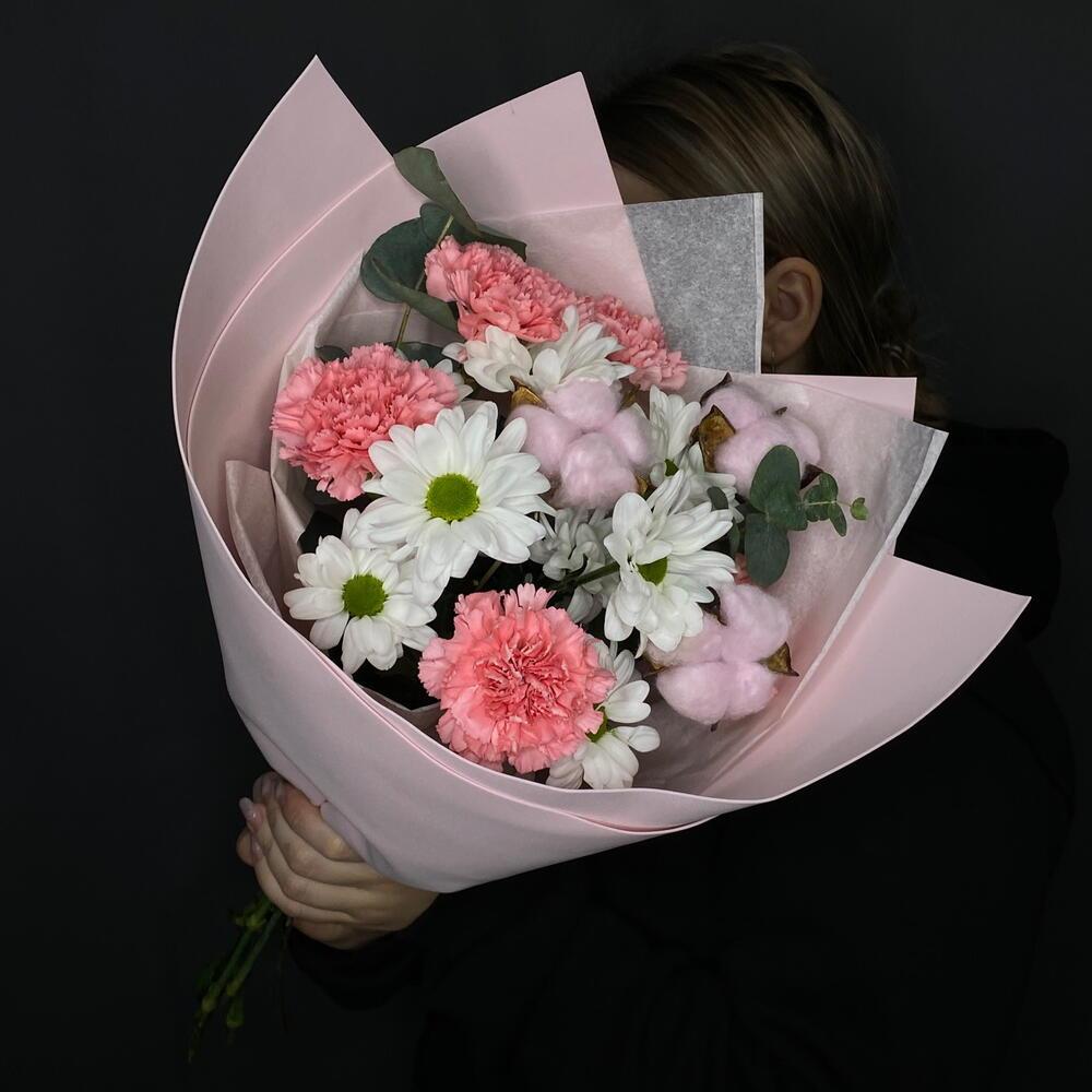 Букет-комплимент с диантусами и хлопком «Воздушный поцелуй»