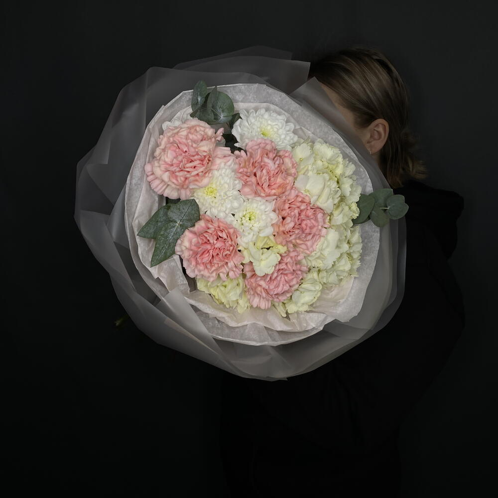 Букет с гортензией, диантусами и эвкалиптом «Лайфстайл»