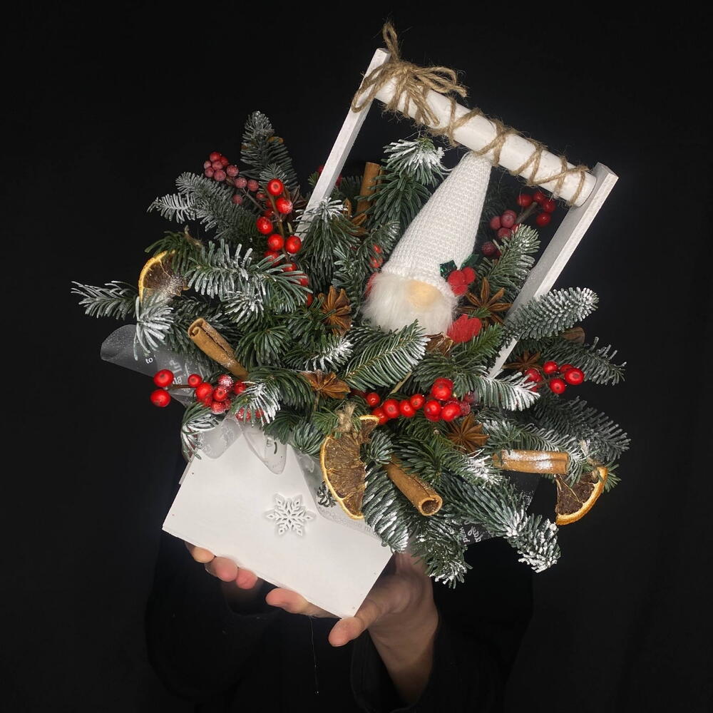 Новогодняя композиция с еловыми ветками "Пряный гномик"