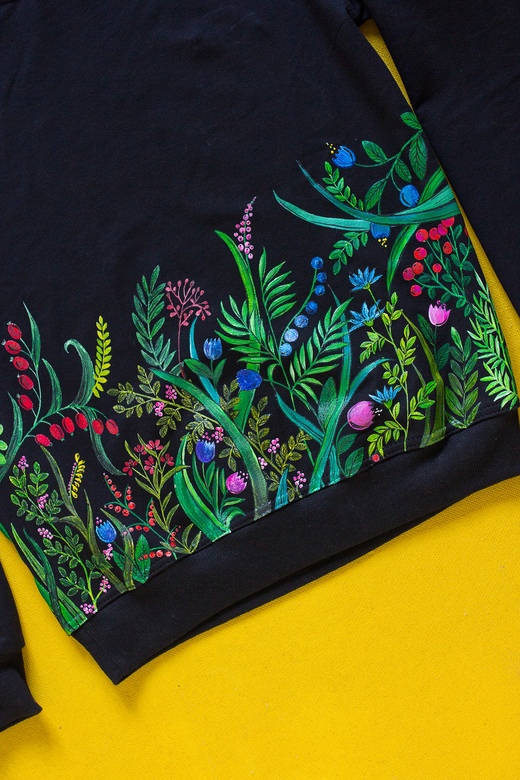 Чёрный свитшот с цветами "Таинственный сад"