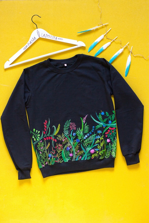 Чёрный свитшот с цветами "Таинственный сад"