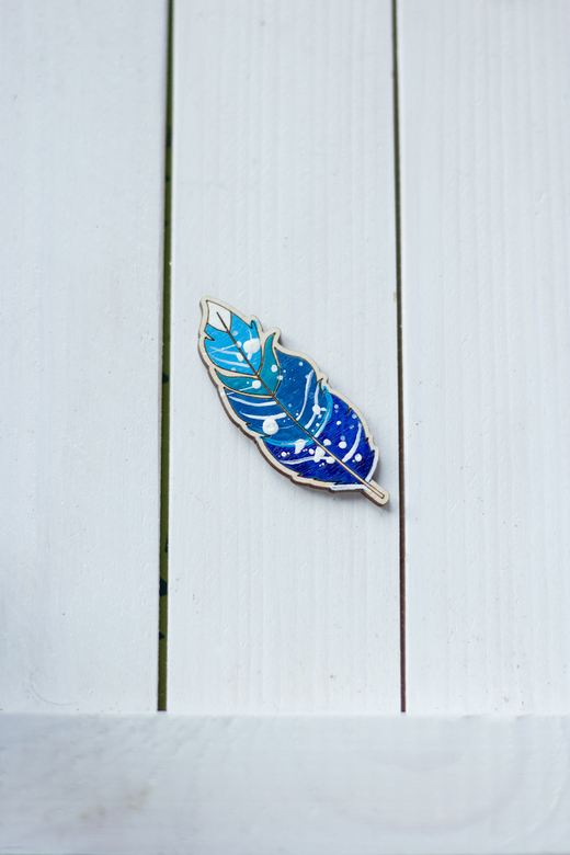 Деревянная брошь с росписью - Синее перо