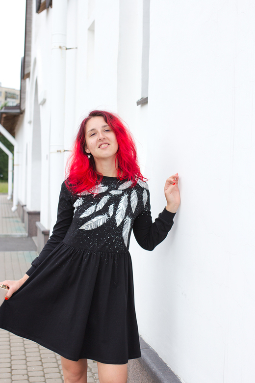 Черное платье с росписью - Белые Перья