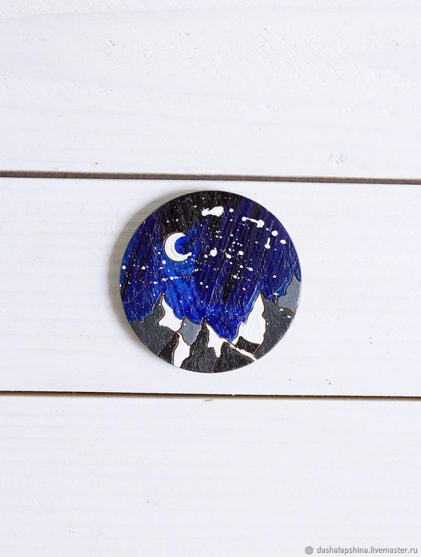 Деревянная брошь - значок с росписью - Горы ночью