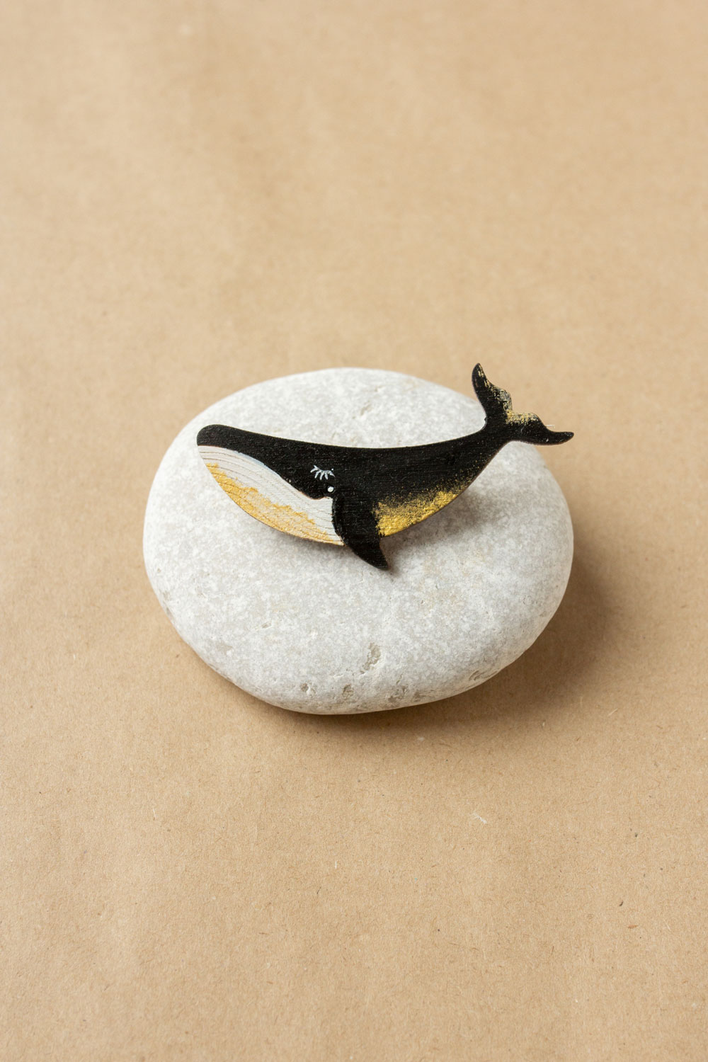 Деревянная брошь с росписью - Кит