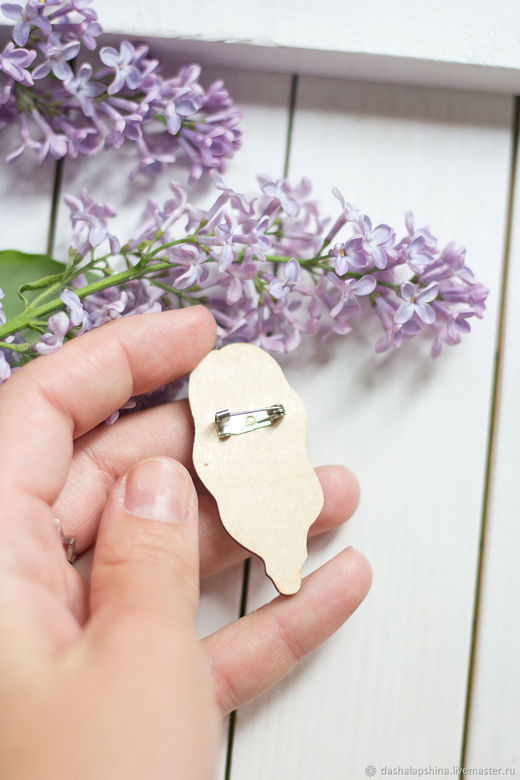 Деревянная брошь с росписью - Девочка из Сирени - Дюймовочка