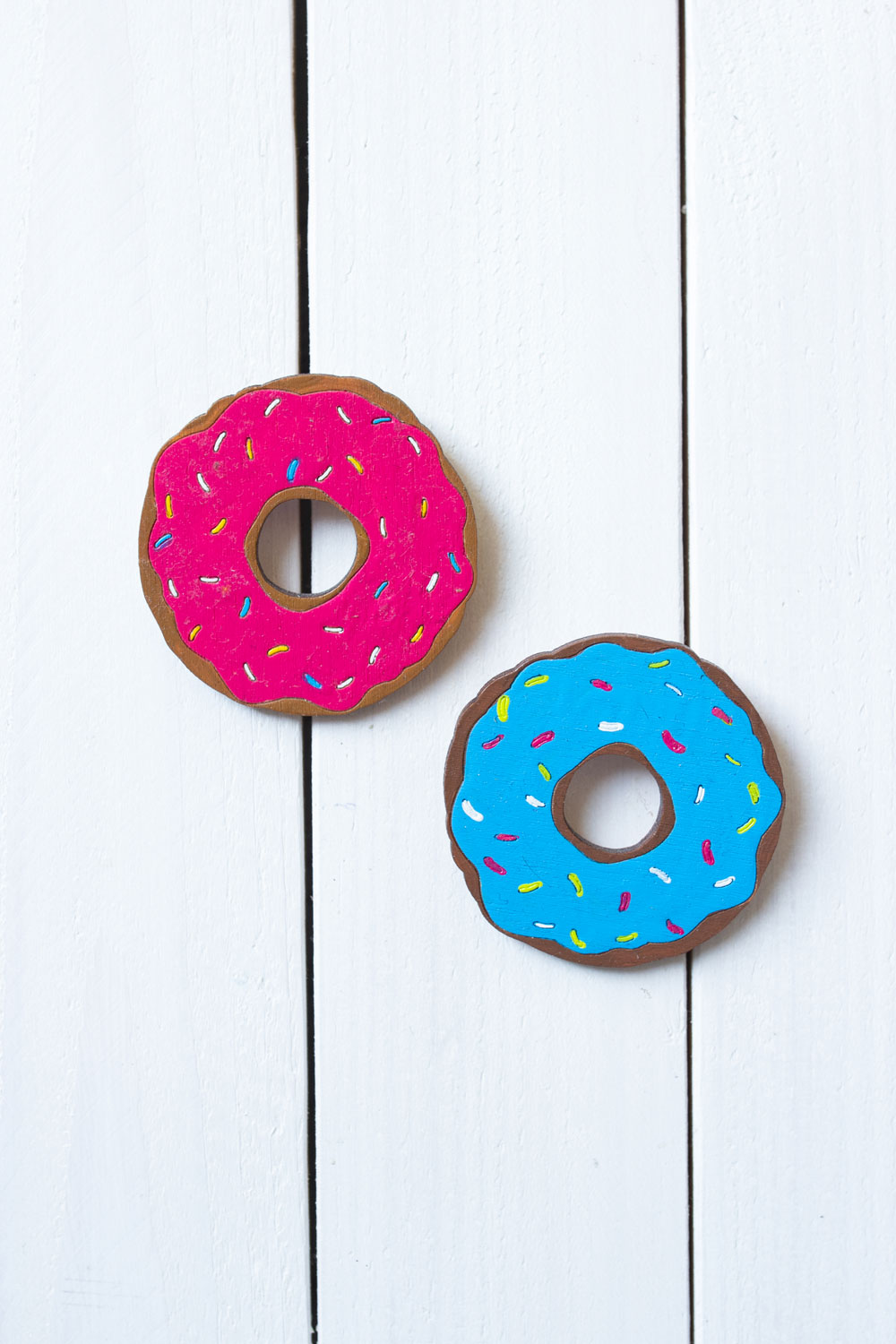 Деревянная брошь с росписью - Розовый пончик. Pink Donut