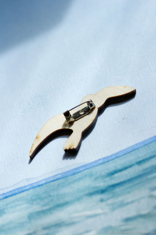 Деревянная брошь с росписью Чайка