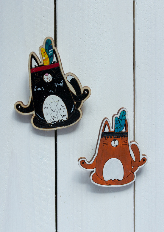 Деревянная брошь с росписью Кот-индеец