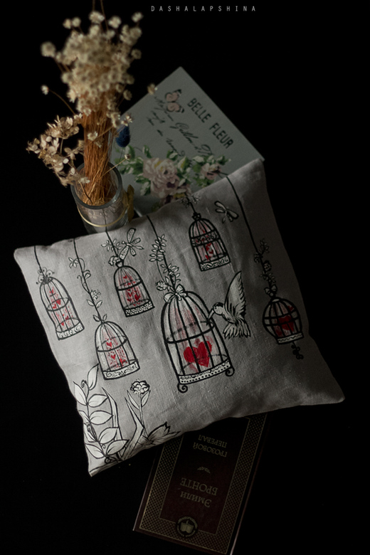 Декоративная подушка "Как рождается любовь"