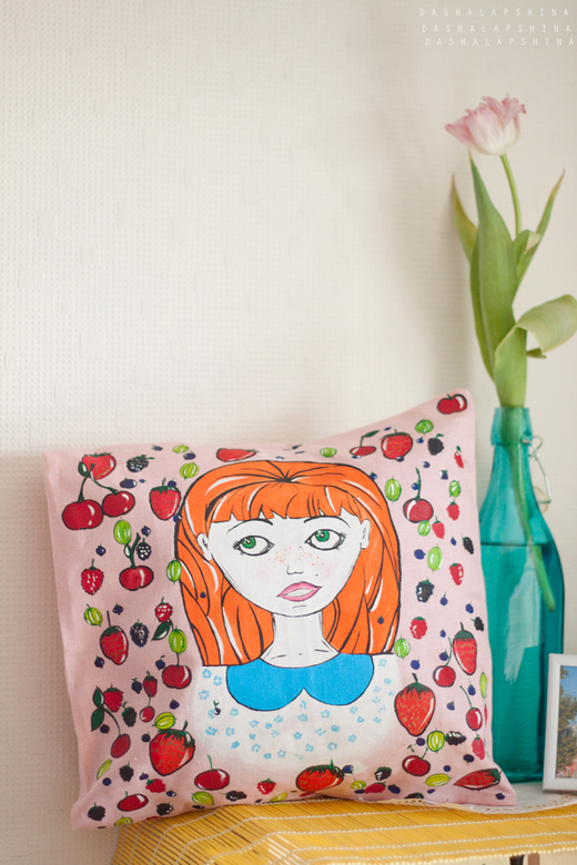 Декоративная подушка "Ягодный дождь"