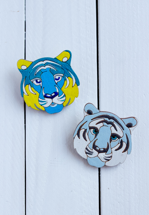 Деревянная брошь - значок с росписью - Голубой тигр