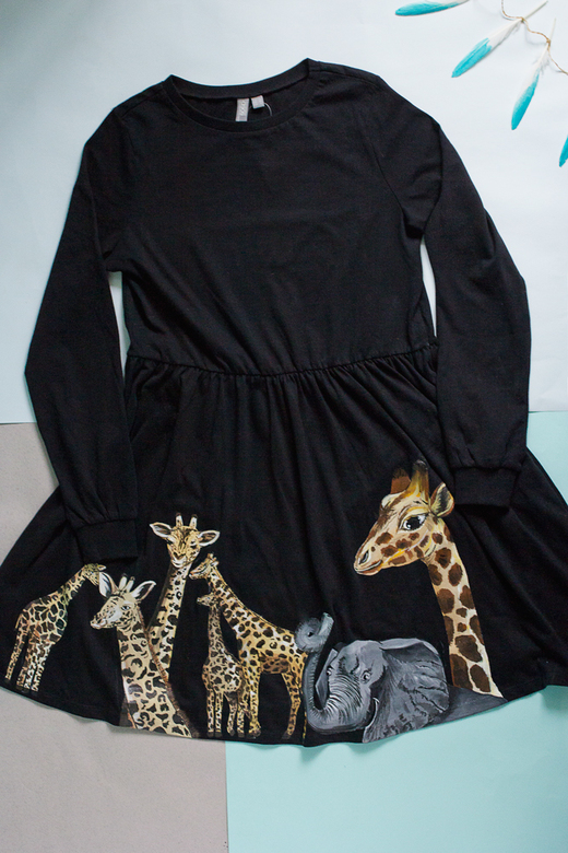 Черное платье с росписью - Сафари с жирафами и слоном