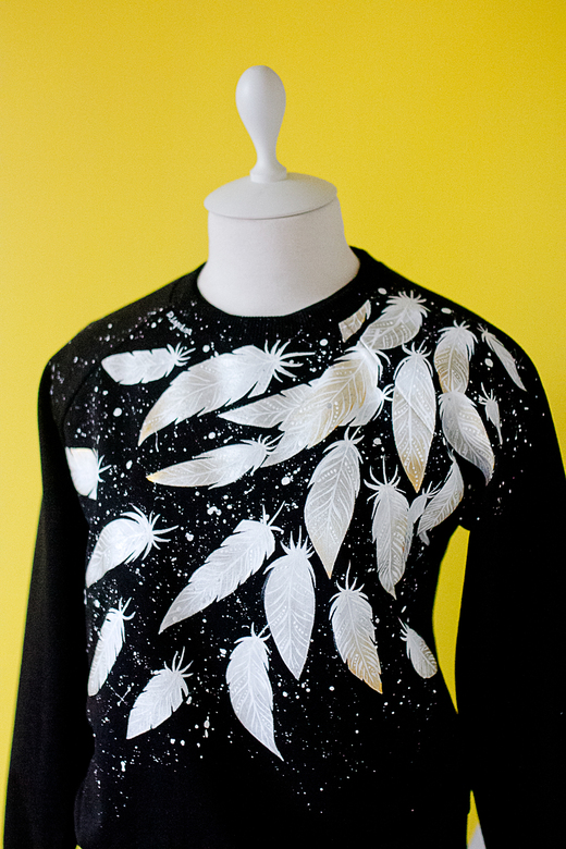 Черный женский свитшот с росписью - Сказочные перья