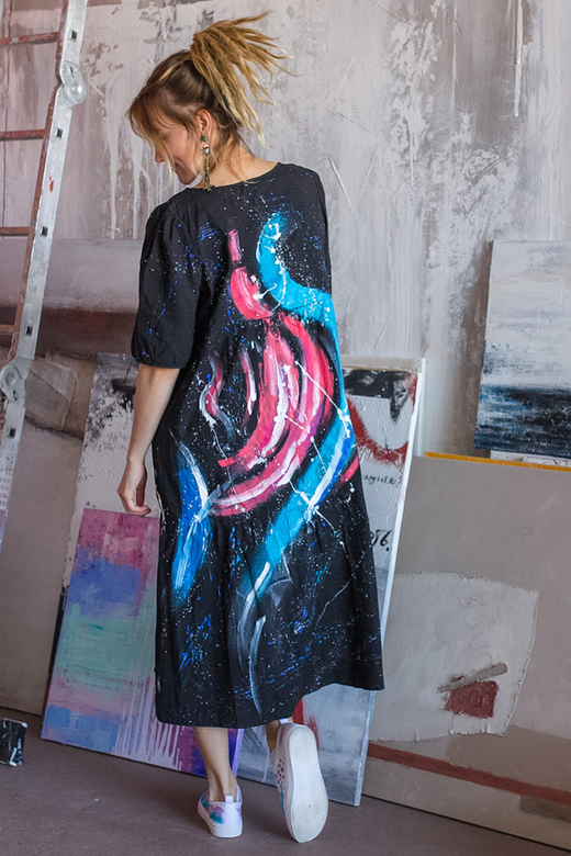 Черное свободное платье с абстрактной росписью - Арт